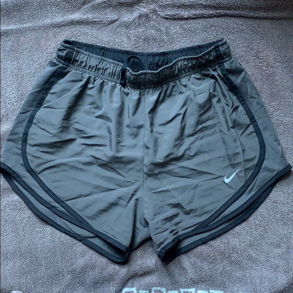 GRAY SIZE SMALL NIKE SHORTS